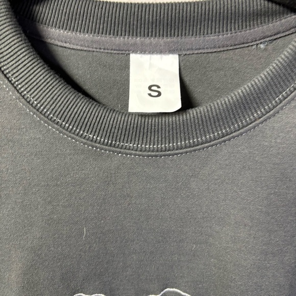 Embroidered Dog design Gray Graphic Crewneck Sweater Small - Picture 3 of 6